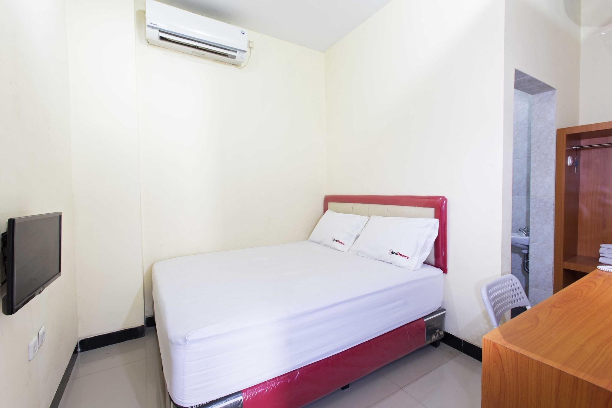 Reddoorz Plus @ Jalan Pemuda Jakarta Exterior foto