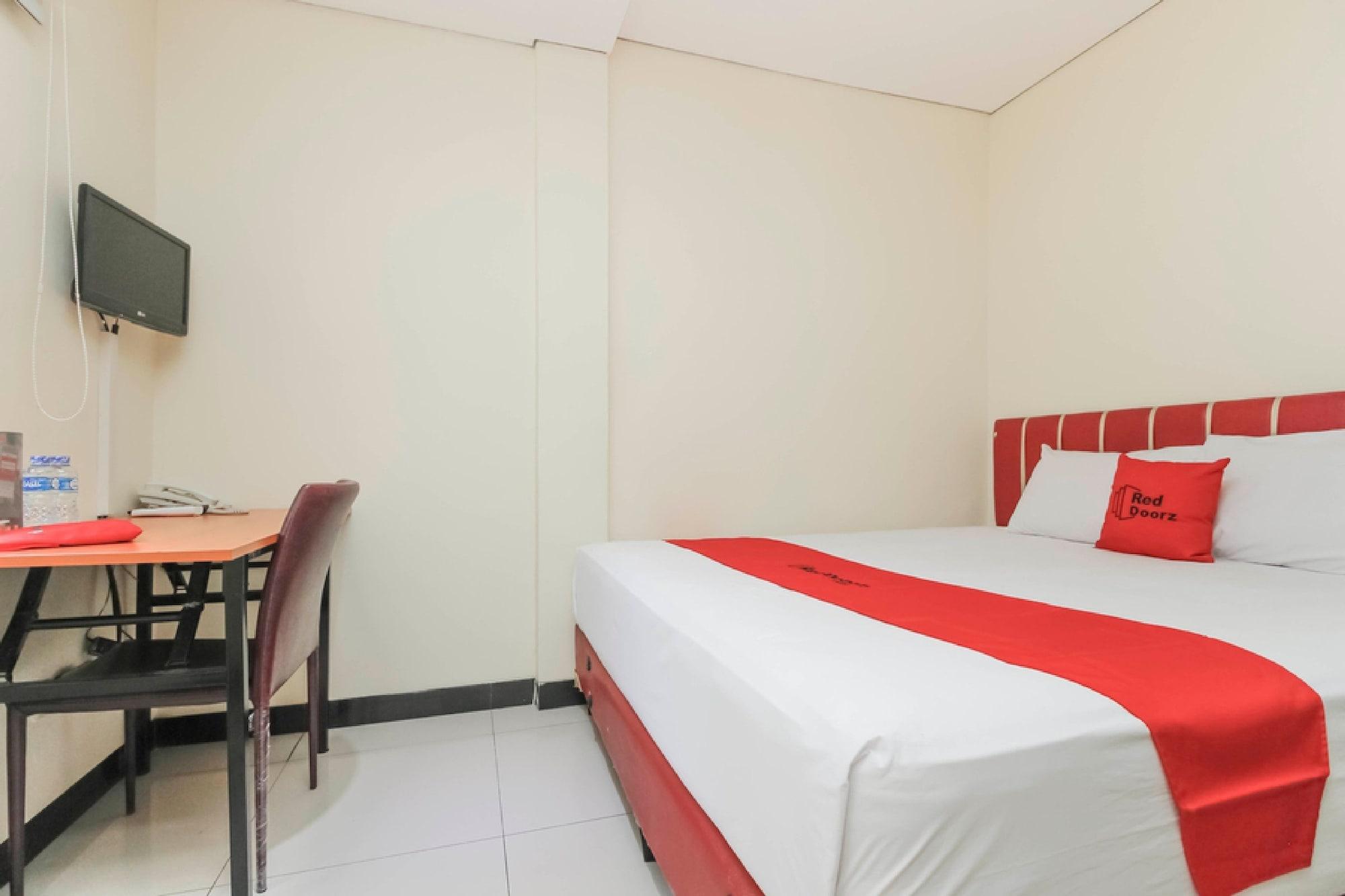 Reddoorz Plus @ Jalan Pemuda Jakarta Exterior foto