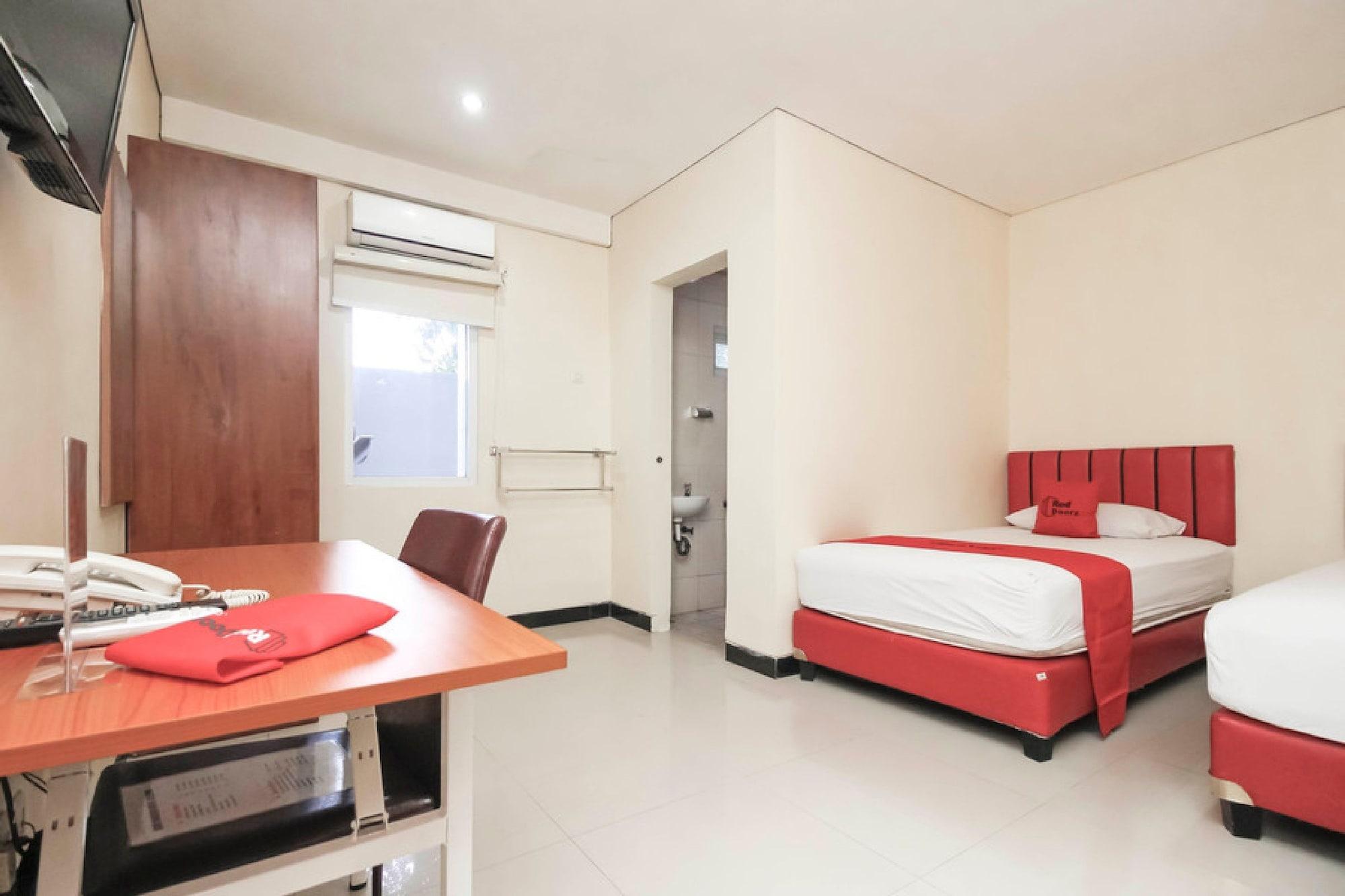 Reddoorz Plus @ Jalan Pemuda Jakarta Exterior foto