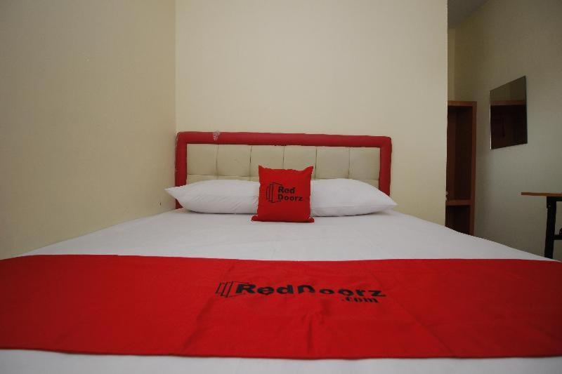Reddoorz Plus @ Jalan Pemuda Jakarta Zimmer foto