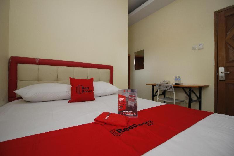 Reddoorz Plus @ Jalan Pemuda Jakarta Zimmer foto
