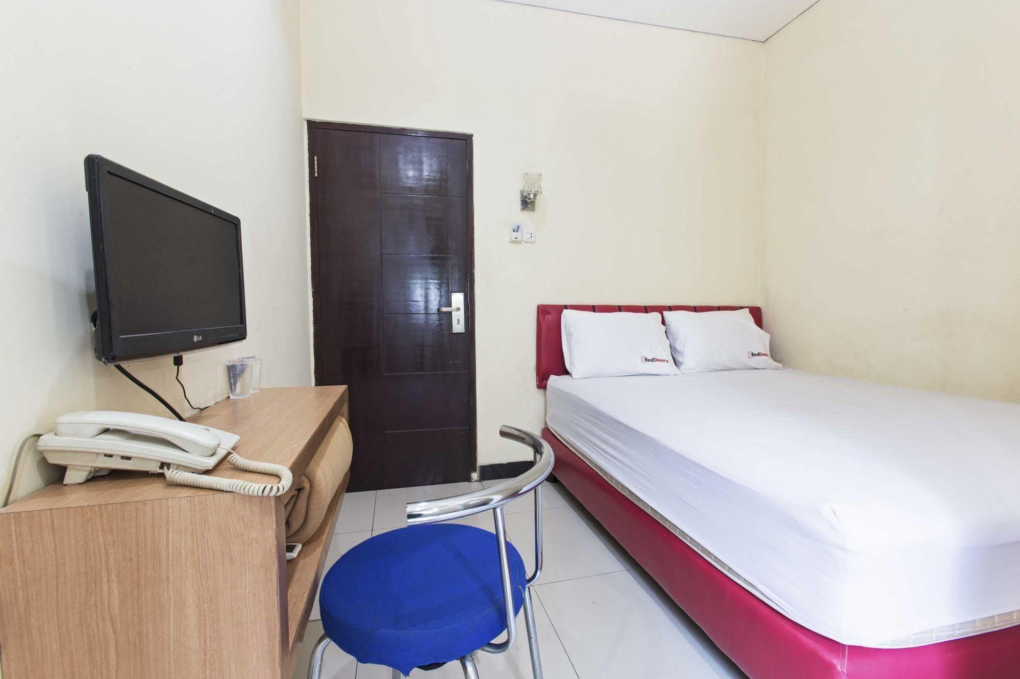 Reddoorz Plus @ Jalan Pemuda Jakarta Exterior foto